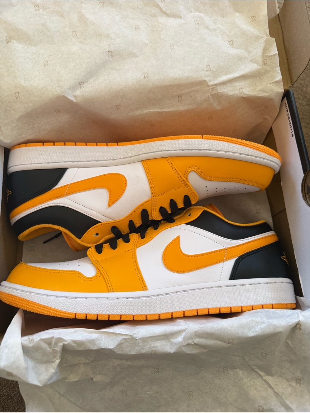 Jordan• 1 Low in Taxi, Black, White